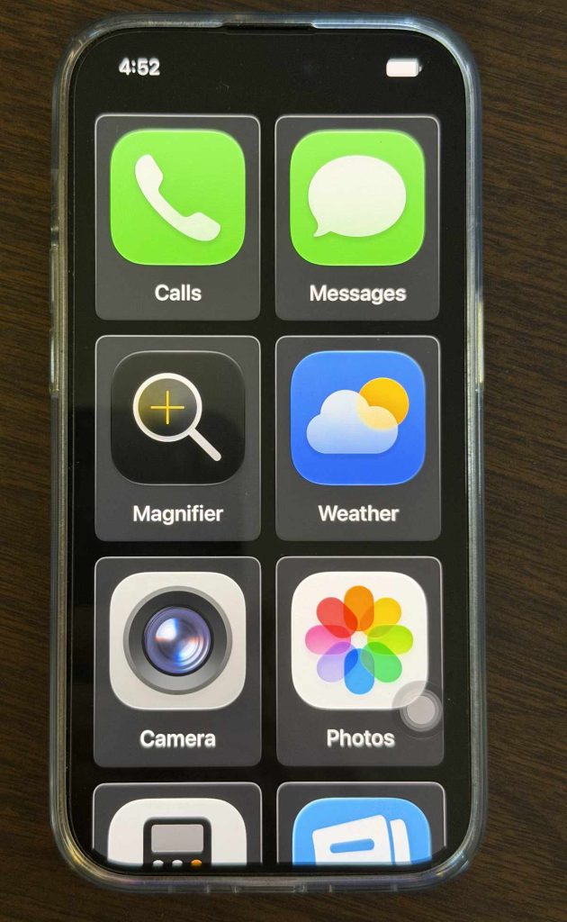 Assistive Access Screen showing 8 large App Icons. 